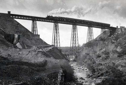 A train crosses Meldon Viaduct in the early 20th Century